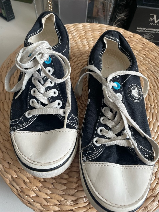 CROCS Shoes - CROCS Woman’s Sneakers in SZ 7 in gently used condition